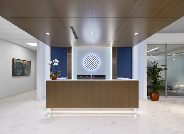 Image of the Cincinnati, Kenwood office's front desk in the lobby.